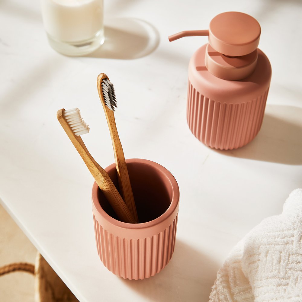 porta escova em cimento rosa 2