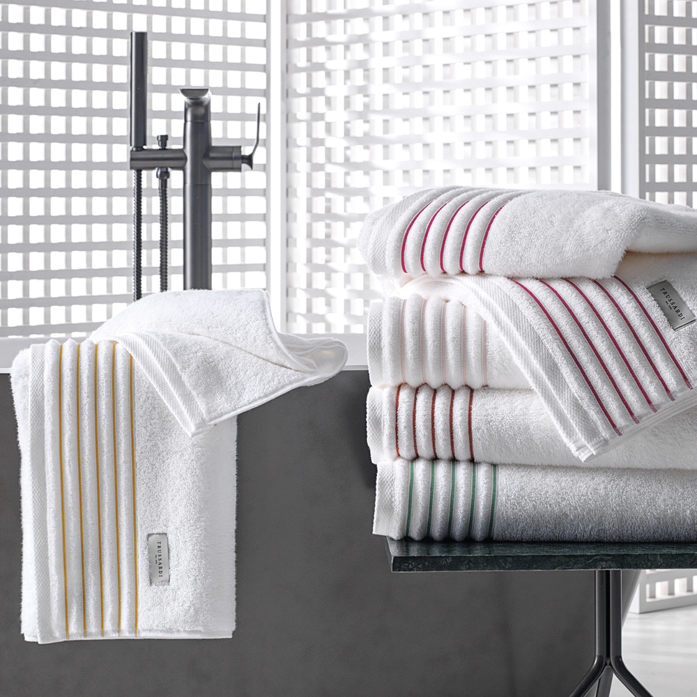 toalha de rosto trussardi palladio branco e rosa 3